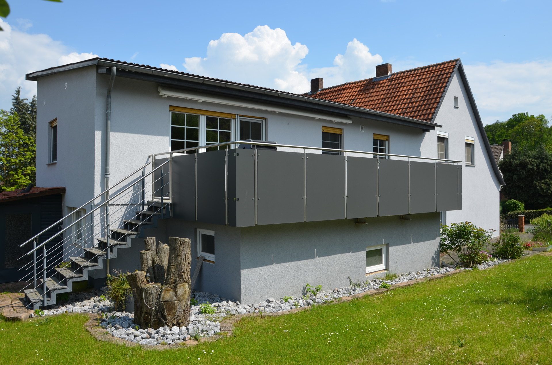 seitliche Ansicht Immobilienangebot - Frielendorf - Alle - Moderne und stilvolle DHH in Frielendorf-Ortsteil zu verkaufen! KEINE KÄUFERPROVISION!