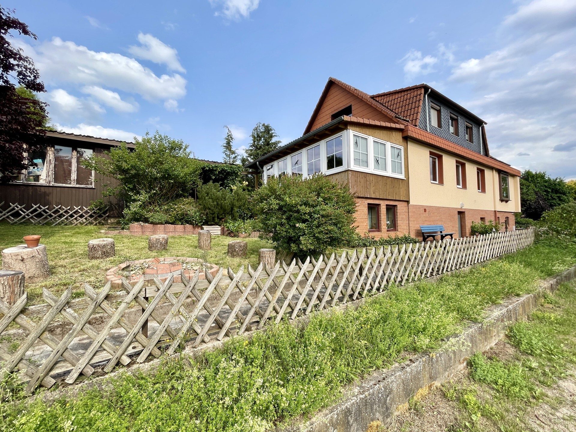 Immobilienangebot - Hessisch Lichtenau / Walburg - Wohnen - Platz für zwei Generationen und mehr (ca. 1,6 ha Grünland optional)!
KEINE KÄUFERPROVISION