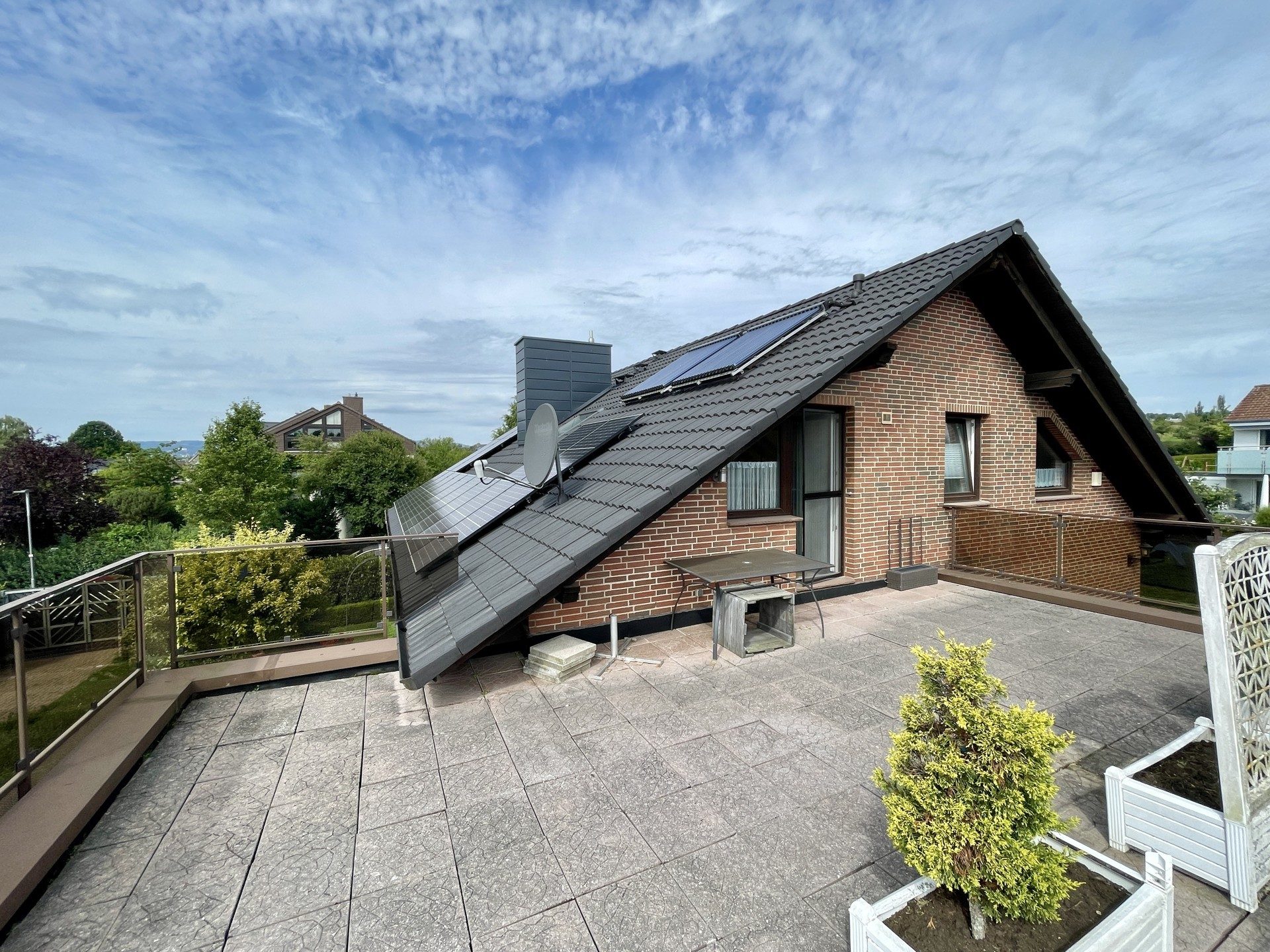 Immobilienangebot - Kassel / Wolfsanger - Alle - Reizvolle Dachgeschosswohnung mit großer Dachterrasse, "Wochenendheimfahrer" bevorzugt!