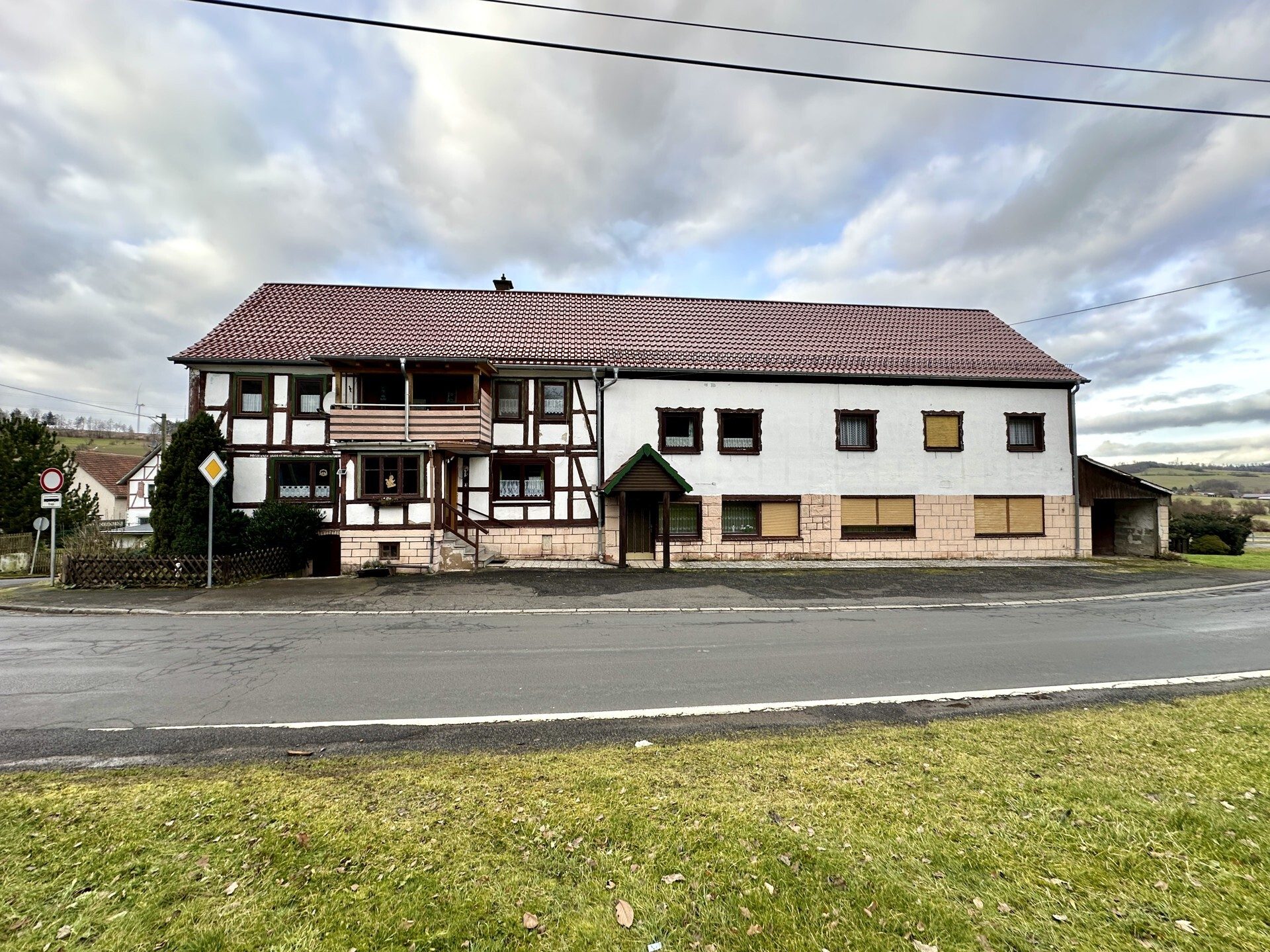 Immobilienangebot - Ludwigsau - Alle - Mehrfamilienhaus in Ludwigsau OT – viel Platz und Möglichkeiten! Keine Käuferprovision!