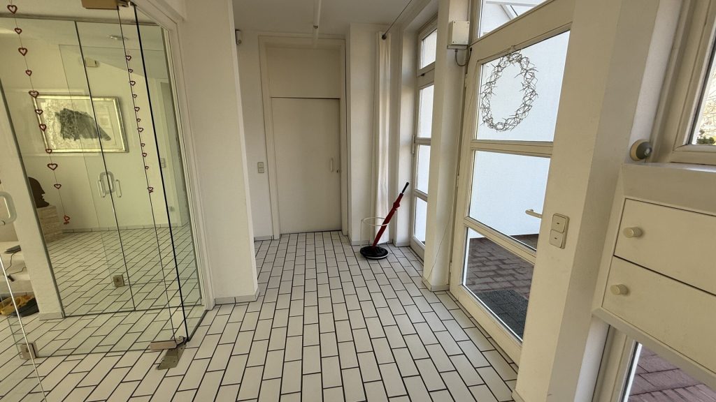 Immobilienangebot - Melsungen - Wohnen - Offene Hausbesichtigung, Fr. 18.07.25 16-19 Uhr mit BIETERVERFAHREN: Architektonisches Einfamilienhaus mit ELW. Keine Käuferprovision.