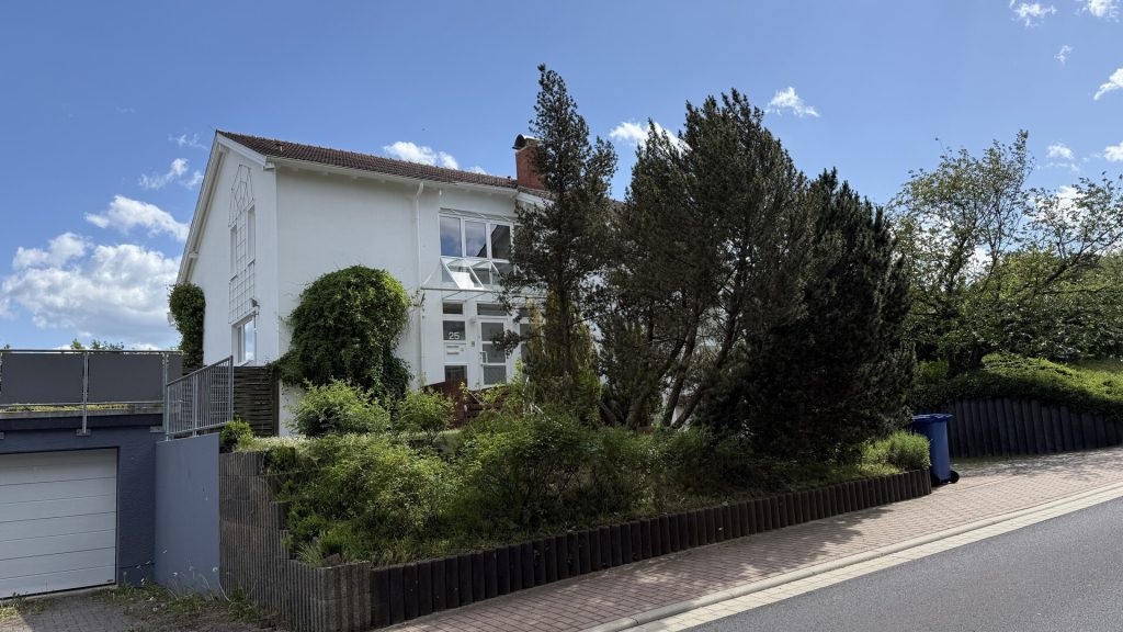 Immobilienangebot - Melsungen - Wohnen - Offene Hausbesichtigung, Fr. 18.07.25 16-19 Uhr mit BIETERVERFAHREN: Architektonisches Einfamilienhaus mit ELW. Keine Käuferprovision.