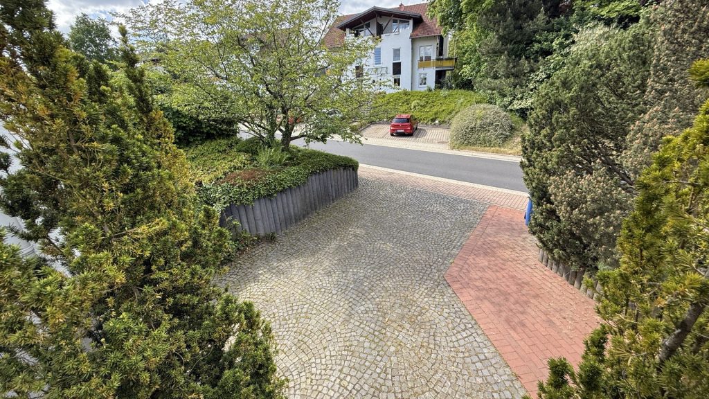 Immobilienangebot - Melsungen - Wohnen - Offene Hausbesichtigung, Fr. 18.07.25 16-19 Uhr mit BIETERVERFAHREN: Architektonisches Einfamilienhaus mit ELW. Keine Käuferprovision.
