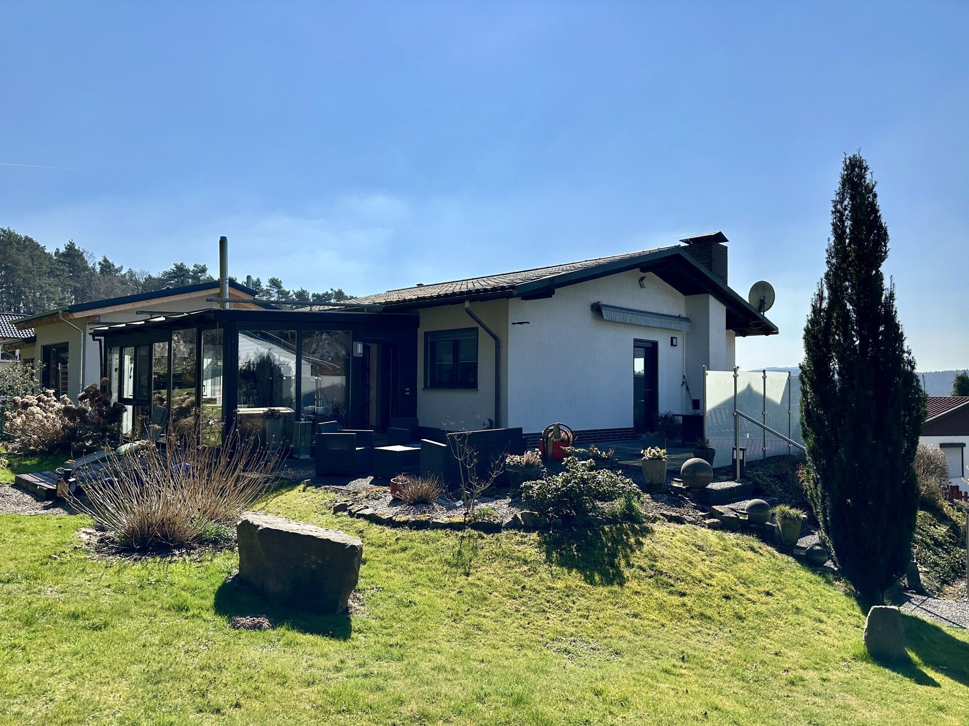 Immobilienangebot - Knüllwald - Wohnen - Fast wie im Urlaub: Gepflegtes Einfamilienhaus in ehemaligem Feriengebiet! KEINE KÄUFERPROVISION