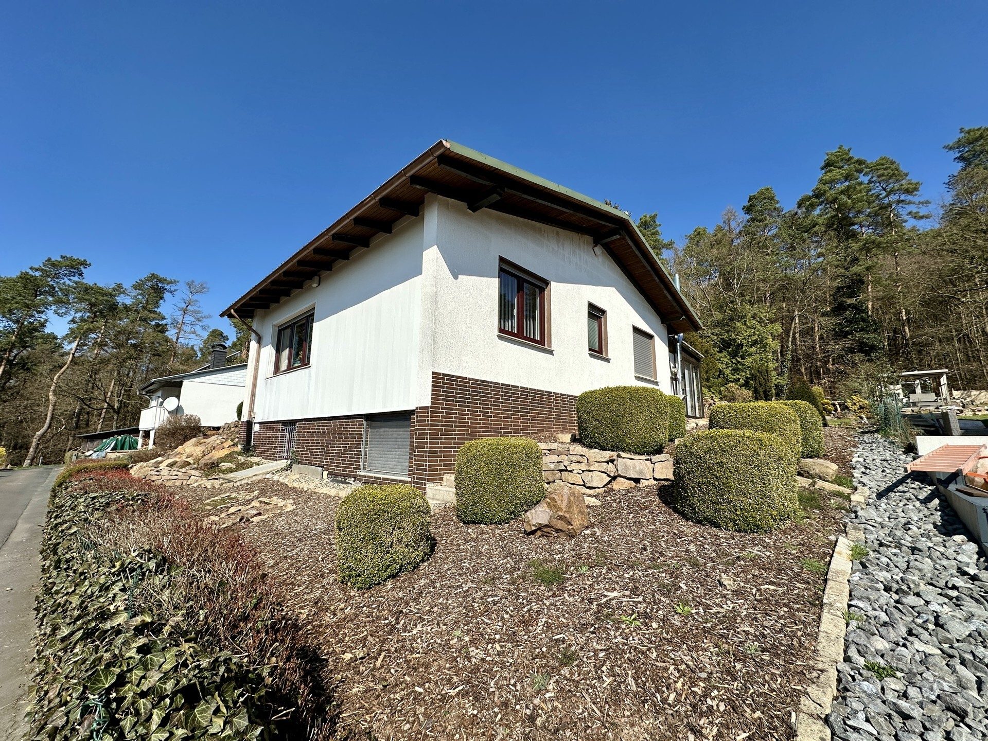 Immobilienangebot - Knüllwald - Wohnen - Fast wie im Urlaub: Gepflegtes Einfamilienhaus in ehemaligem Feriengebiet! KEINE KÄUFERPROVISION