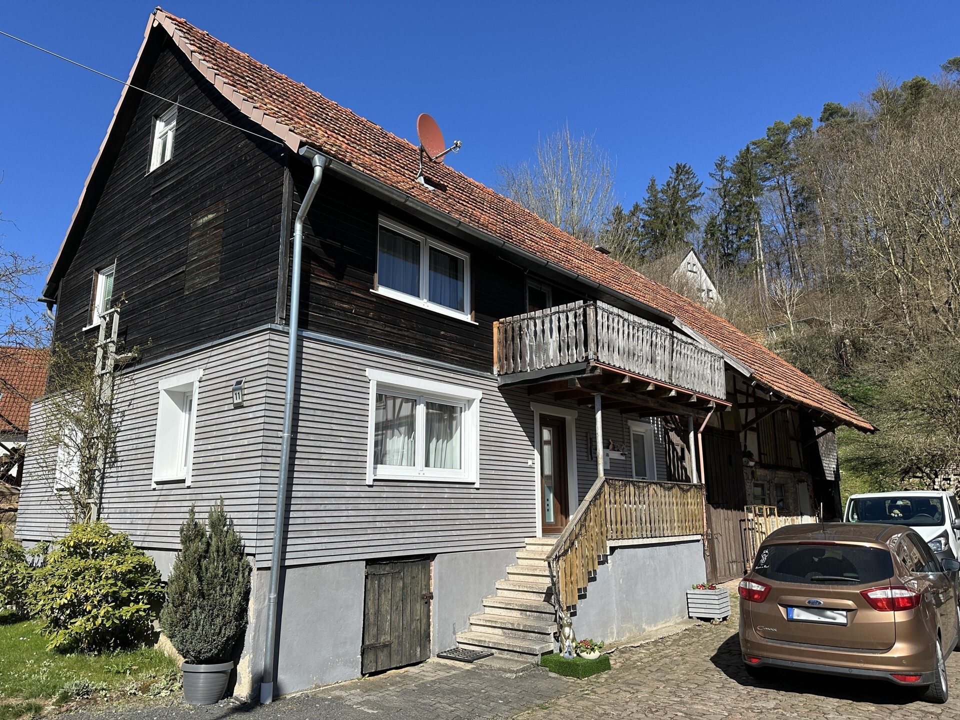 Immobilienangebot - Knüllwald - Wohnen - Vermietetes Einfamilienhaus mit Scheune und Doppelgrundstück! Keine Käuferprovision!