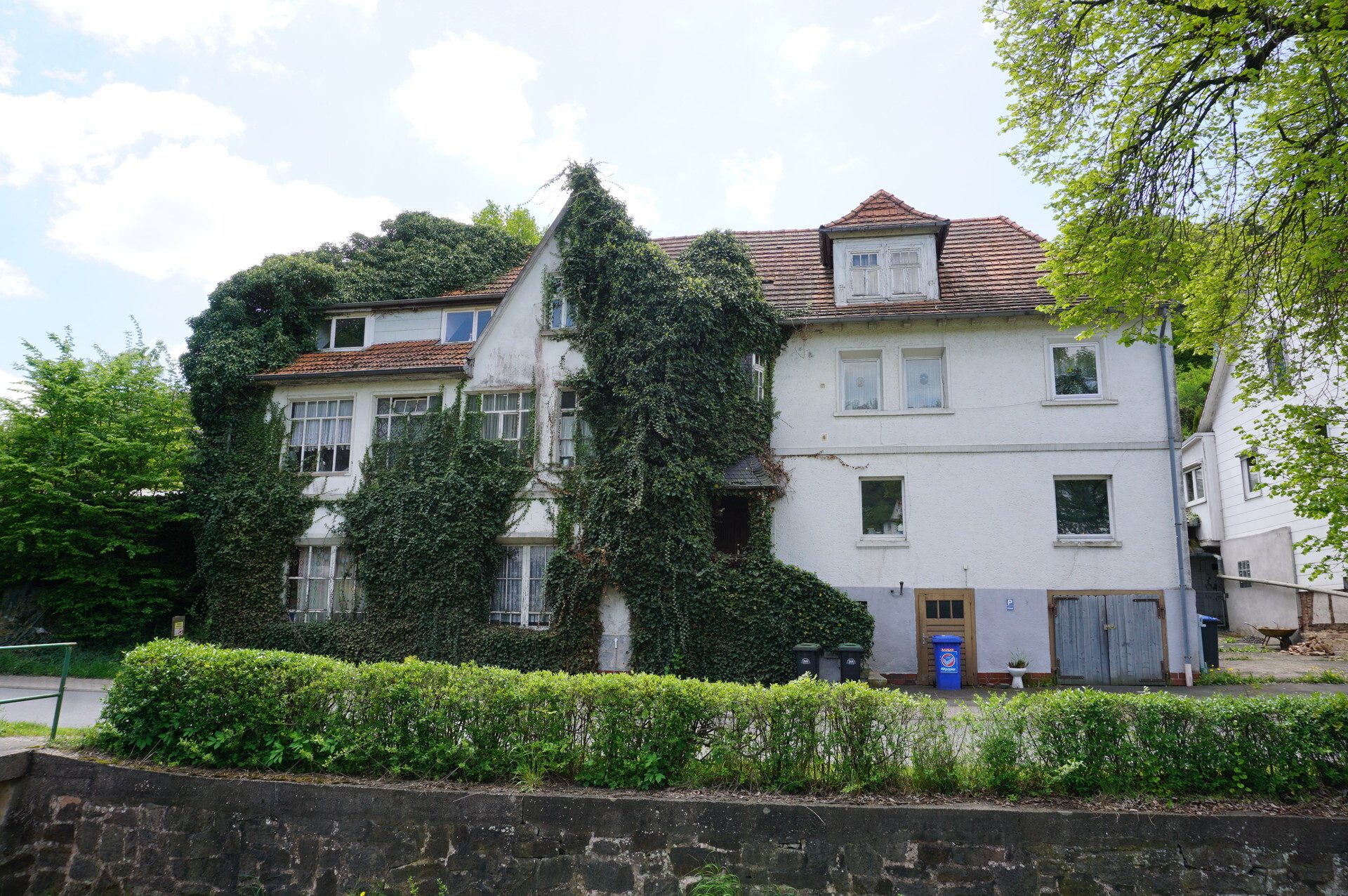 Immobilienangebot - Malsfeld - Wohnen - Großzügiges Haus mit Sanierungsbedarf. Keine Käuferprovision!