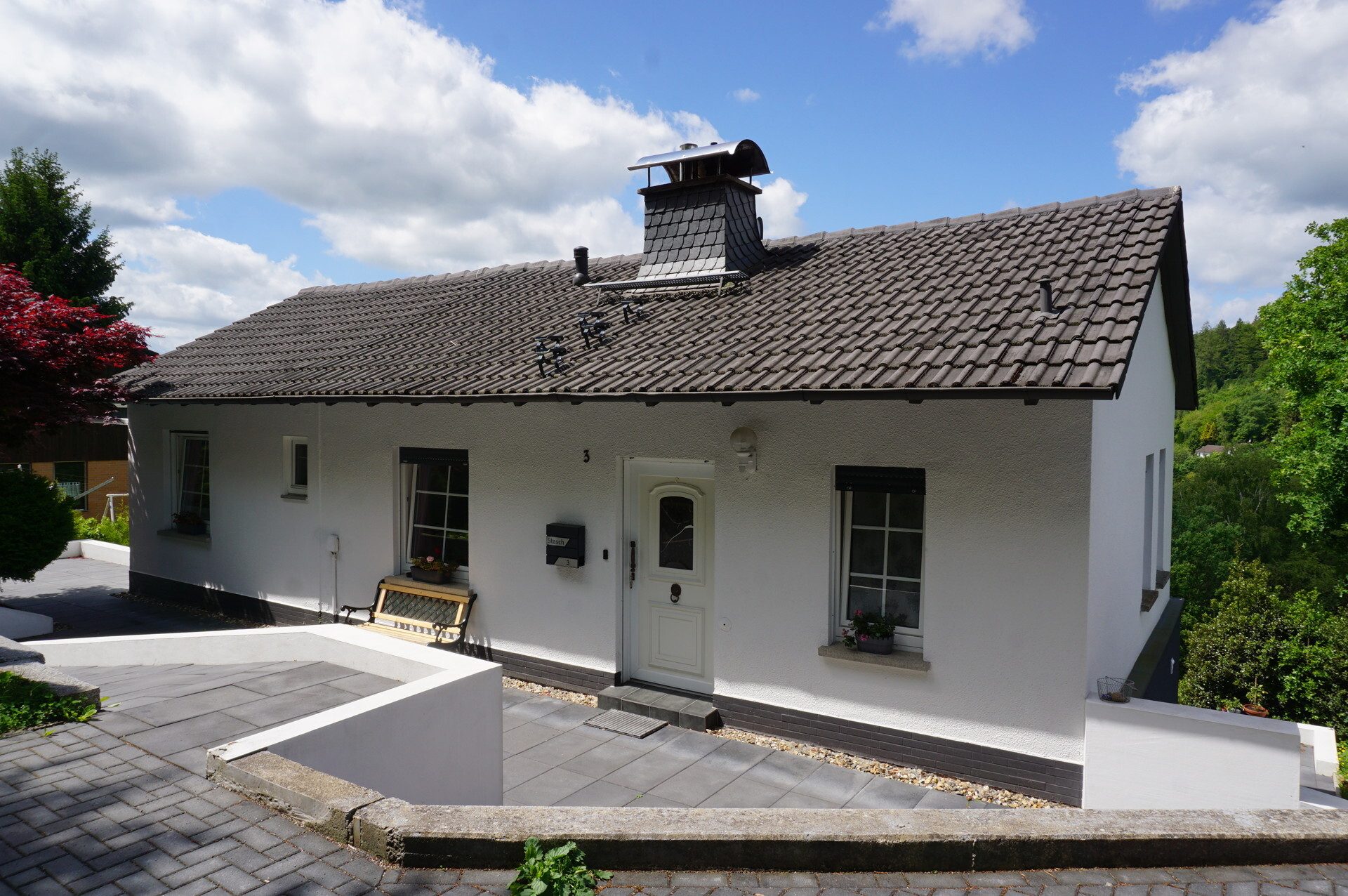 Immobilienangebot - Knüllwald / Wallenstein - Wohnen - Wohnen wie im Paradies.  Modernisiertes Ein-Zweifamilienhaus.