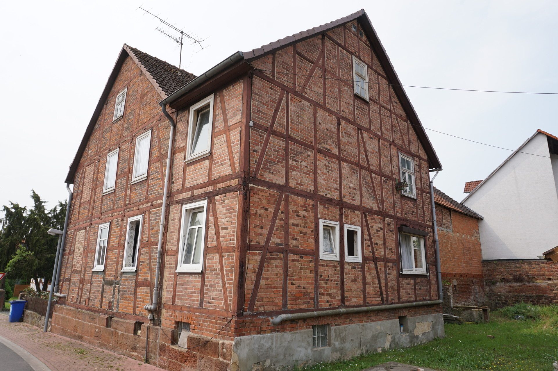 Immobilienangebot - Felsberg - Wohnen - Großzügiges Haus für Handwerker. Keine Käuferprovision!