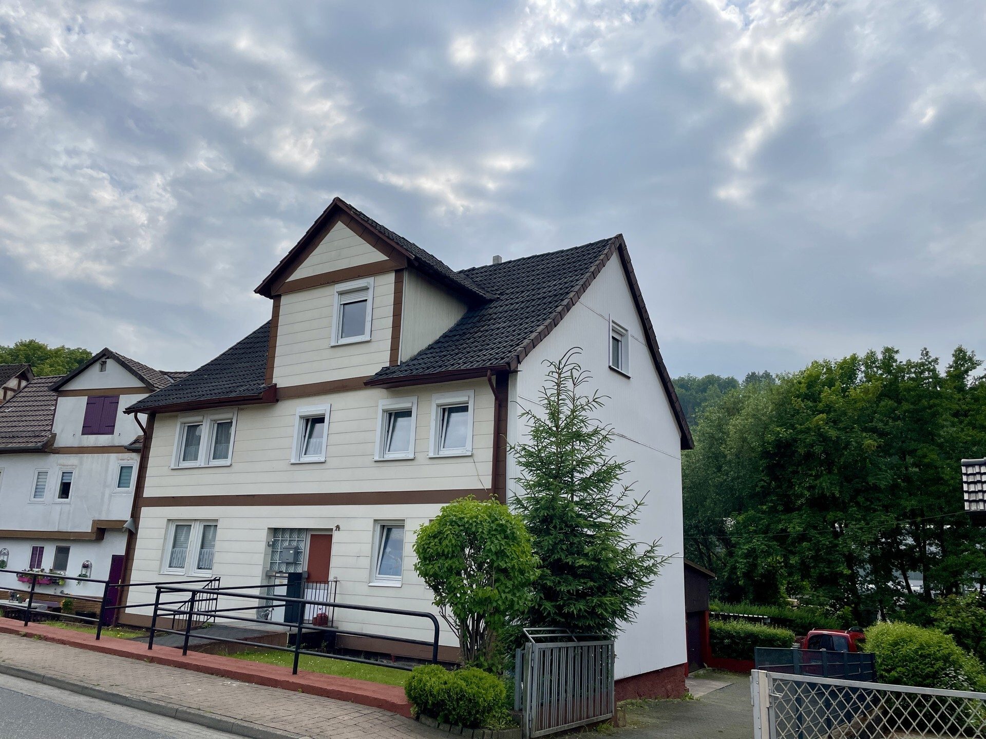 Immobilienangebot - Helsa - Wohnen - Endlich was Eigenes: Renoviertes Fachwerkhaus in Helsa!
KEINE KÄUFERPROVISION