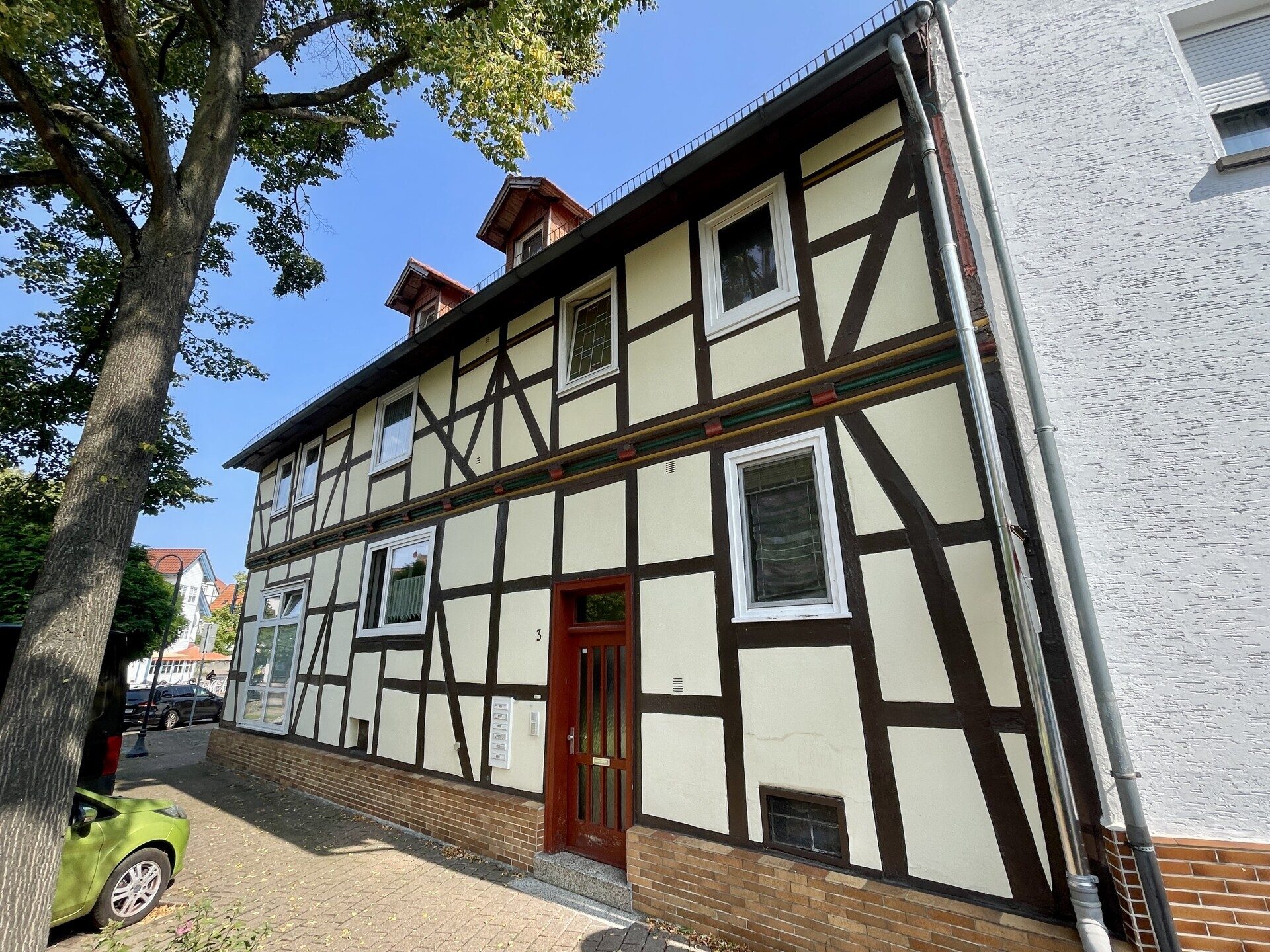 Immobilienangebot - Baunatal / Großenritte - Wohnen - Attraktive Steuervorteile möglich:
Wohn- und Geschäftshaus zentral in Großenritte!