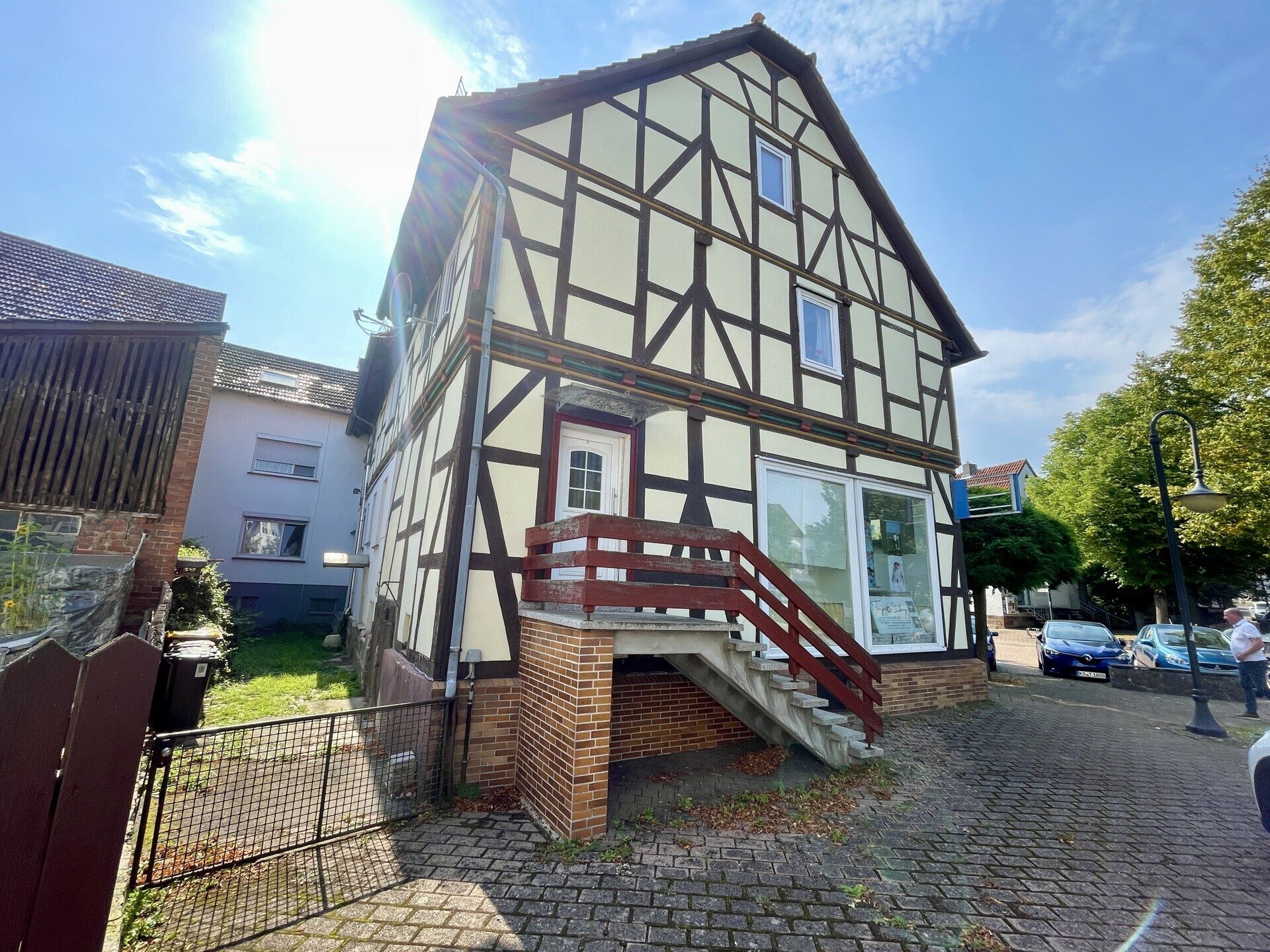 Immobilienangebot - Baunatal / Großenritte - Wohnen - Attraktive Steuervorteile möglich:
Wohn- und Geschäftshaus zentral in Großenritte!
