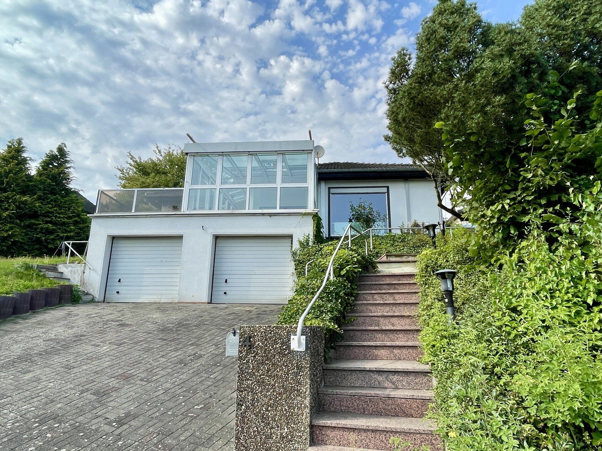 Straßenansicht Immobilienangebot - Edermünde / Holzhausen am Hahn - Wohnen - Gepflegtes Eigenheim für Paare oder kleine Familien!
KEINE KÄUFERPROVISION