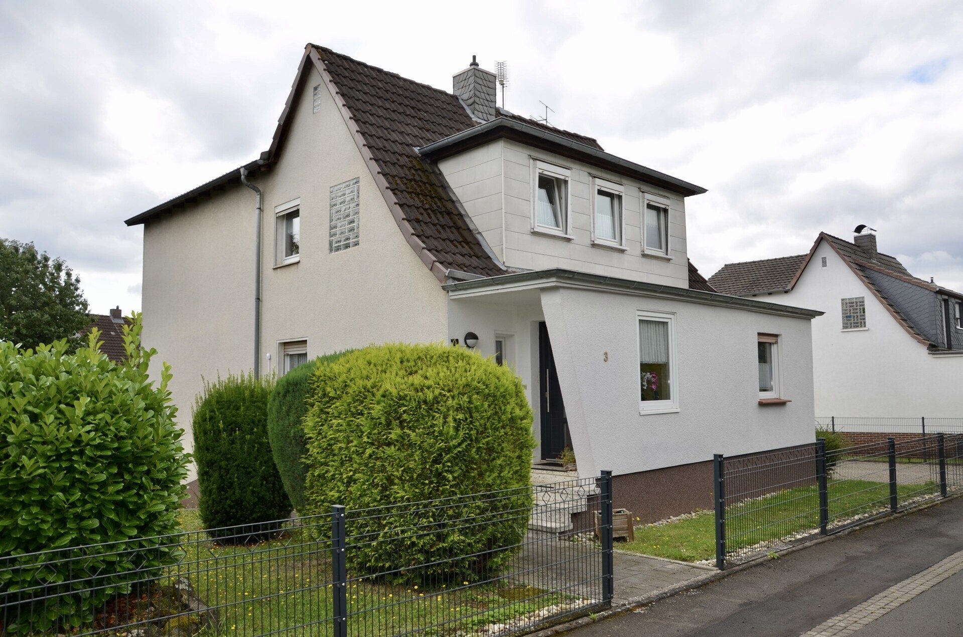 Immobilienangebot - Homberg (Efze) - Wohnen - Vielseitig nutzbares Einfamilienhaus auf zwei Ebenen in ruhiger Lage zu verkaufen!