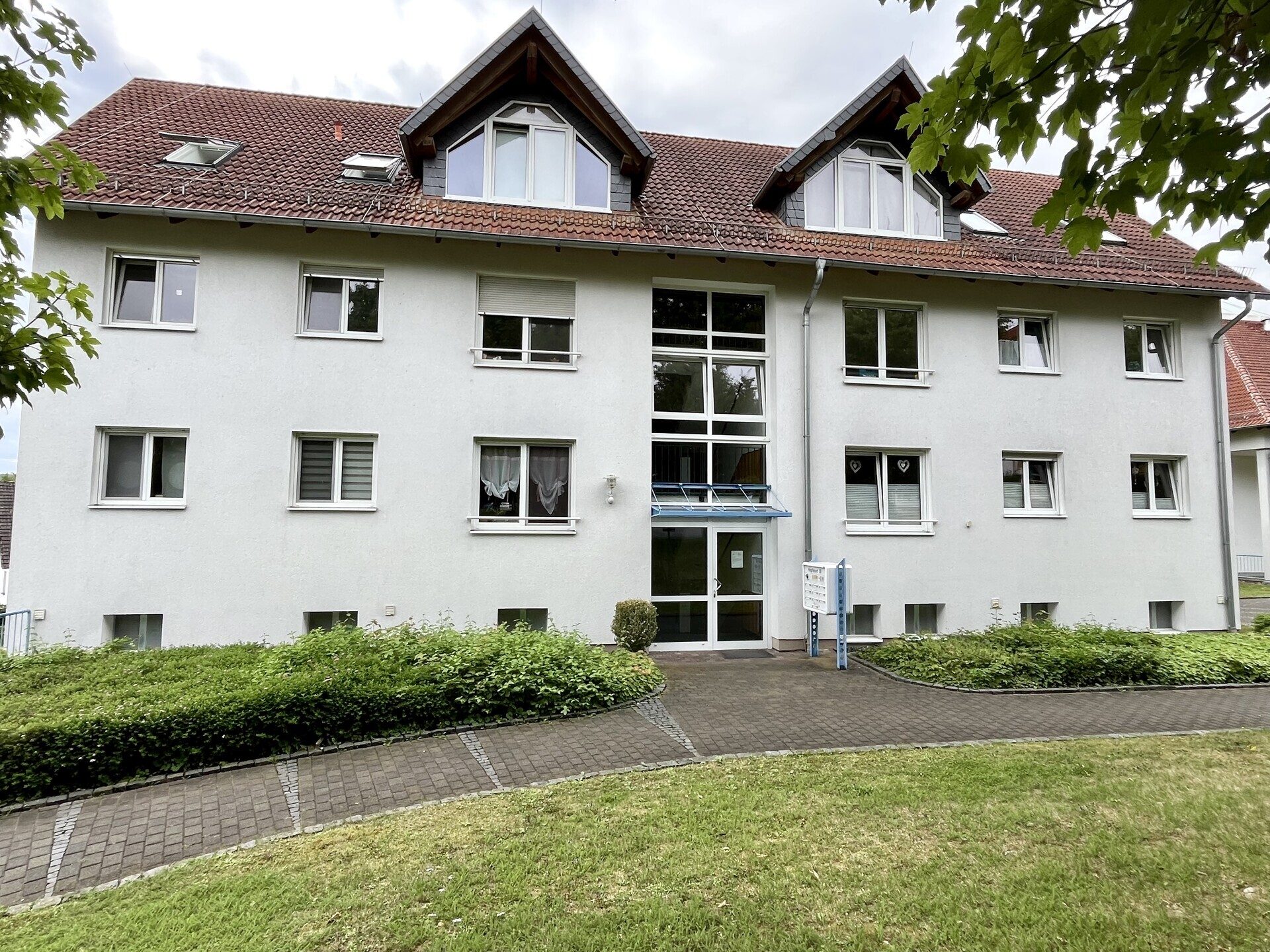 Hauseingang Immobilienangebot - Melsungen - Wohnen - Wunderschöne Eigentumswohnung im Wohnpark Hopfenort – Keine Käuferprovision!