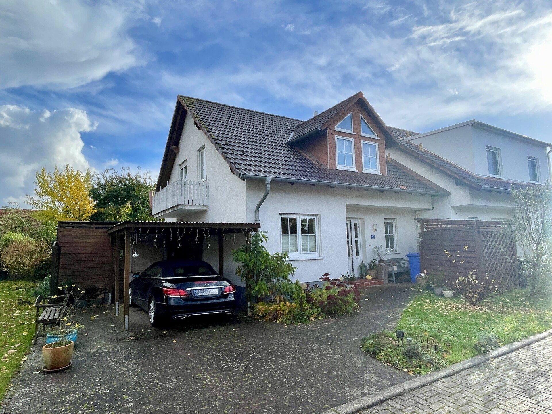 Blick von der Straße Immobilienangebot - Edermünde / Haldorf - Wohnen - Kompakte Doppelhaushälfte in Haldorf – ideal für Familien oder Paare! KEINE KÄUFERPROVISION