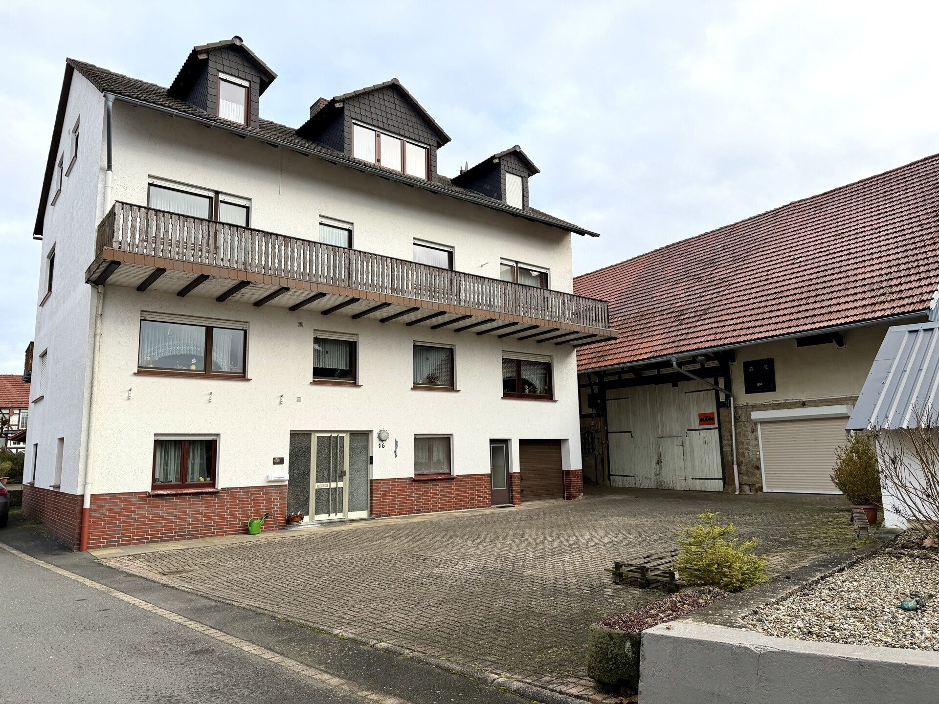 Immobilienangebot - Homberg (Efze) / Hülsa - Wohnen - Geräumiges Wohnhaus mit Nebengebäuden in Homberg (Efze) STT! Keine Käuferprovision!