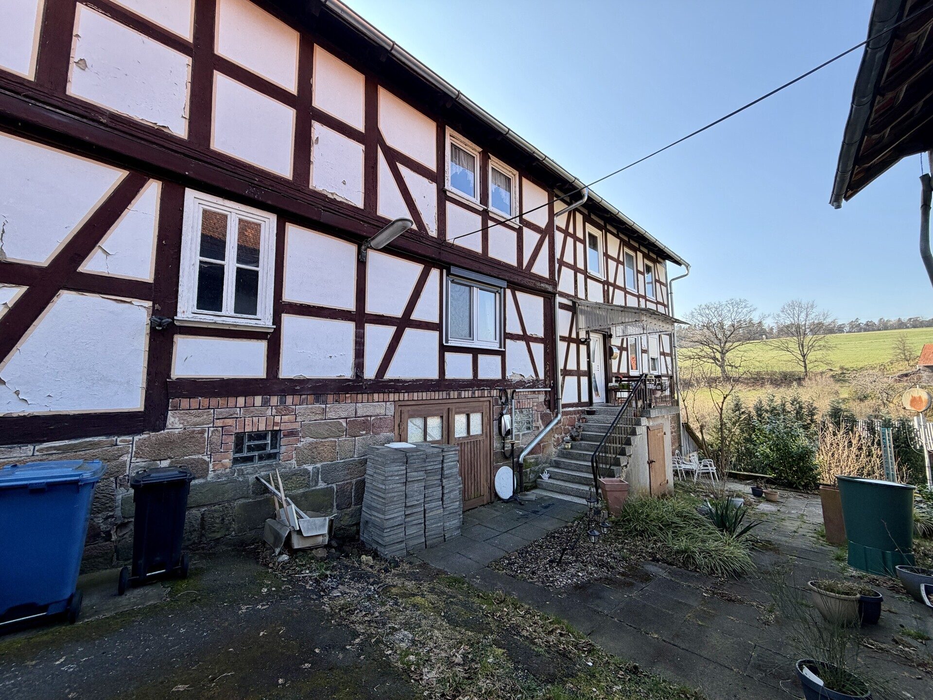 Immobilienangebot - Knüllwald / Nausis - Wohnen - Fachwerkhaus mit Scheunen in Knüllwald OT - Raum für Ihre Ideen! Keine Käuferprovision!