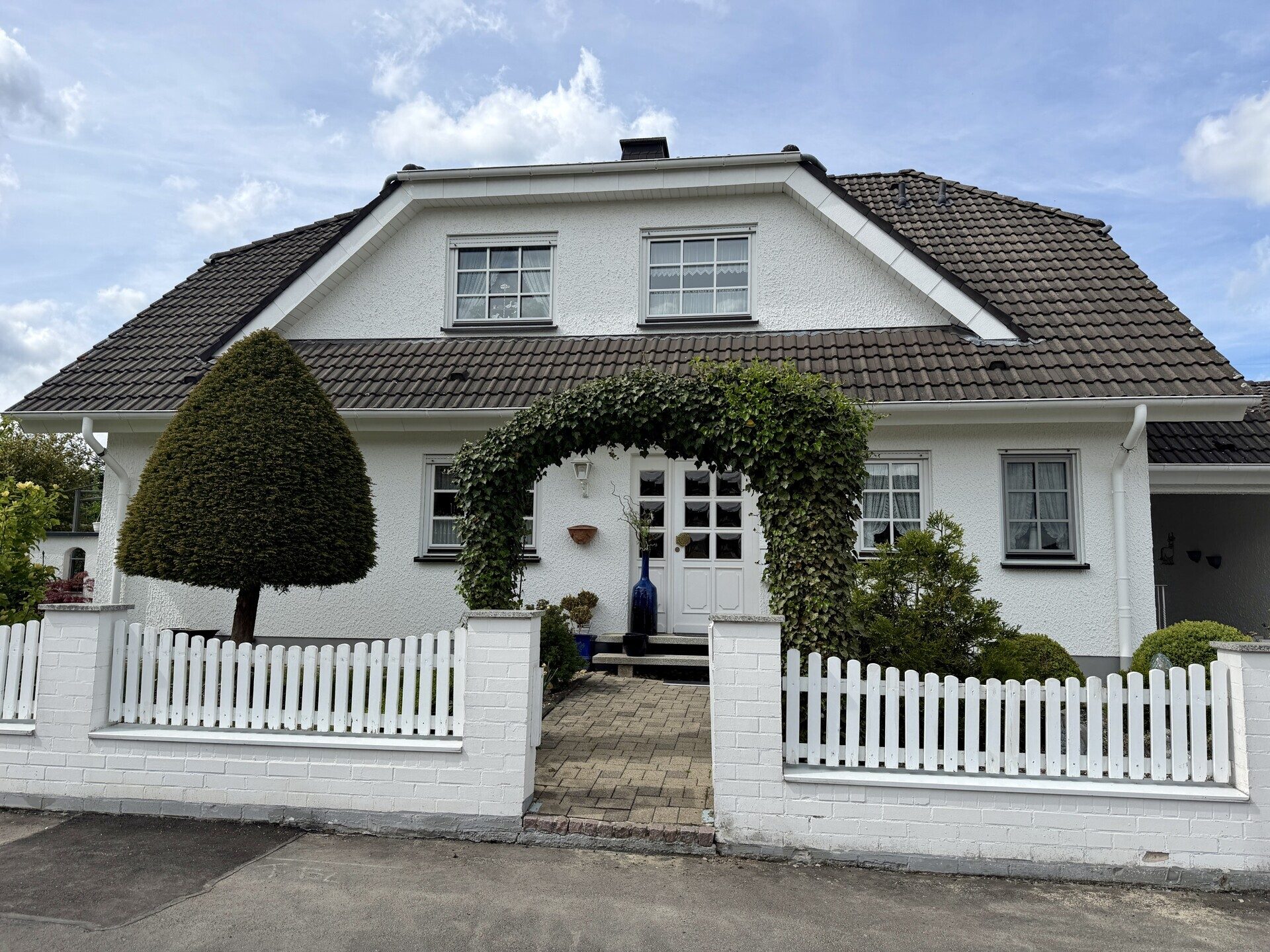 Immobilienangebot - Knüllwald - Wohnen - Zuhause im Grünen - EFH mit Doppelgarage in Knüllwald OT!