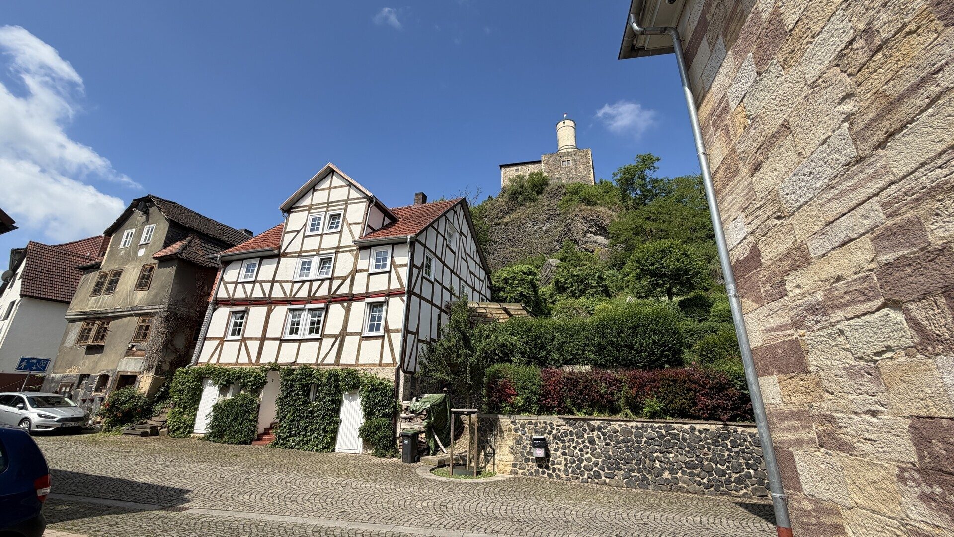 Immobilienangebot - Felsberg - Wohnen - Wohnen mit Geschichte: Fachwerkanwesen in einzigartiger Lage an der Felsburg. Keine Käuferprovision!