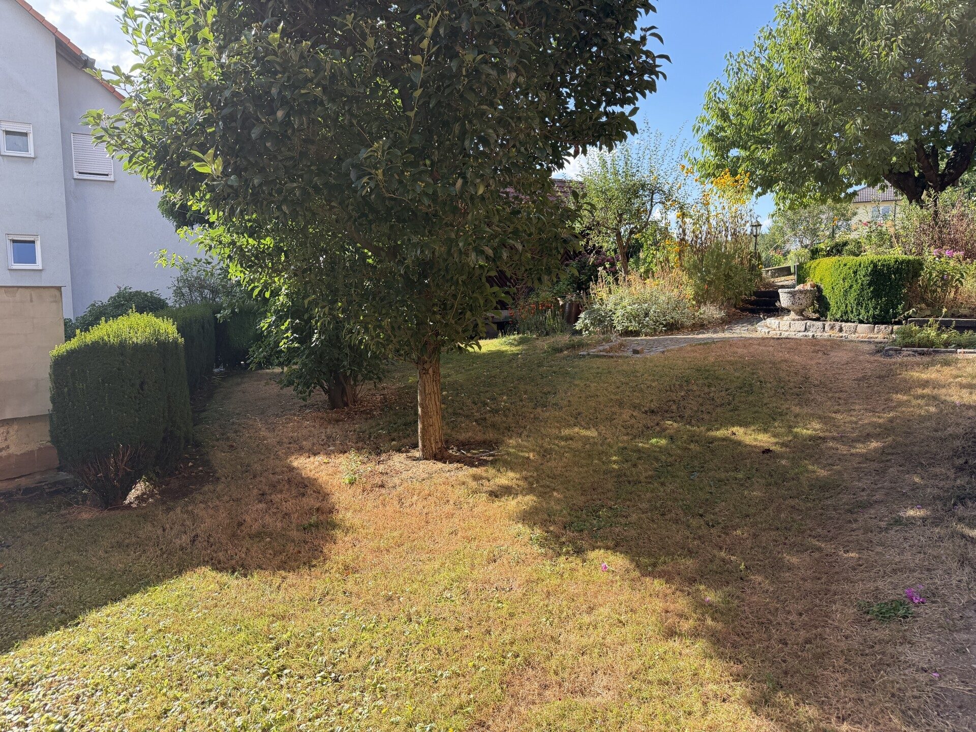 Immobilienangebot - Körle - Wohnen - Gepflegtes Zweifamilienhaus in zentraler Lage von Körle zu verkaufen. Keine Käuferprovision!