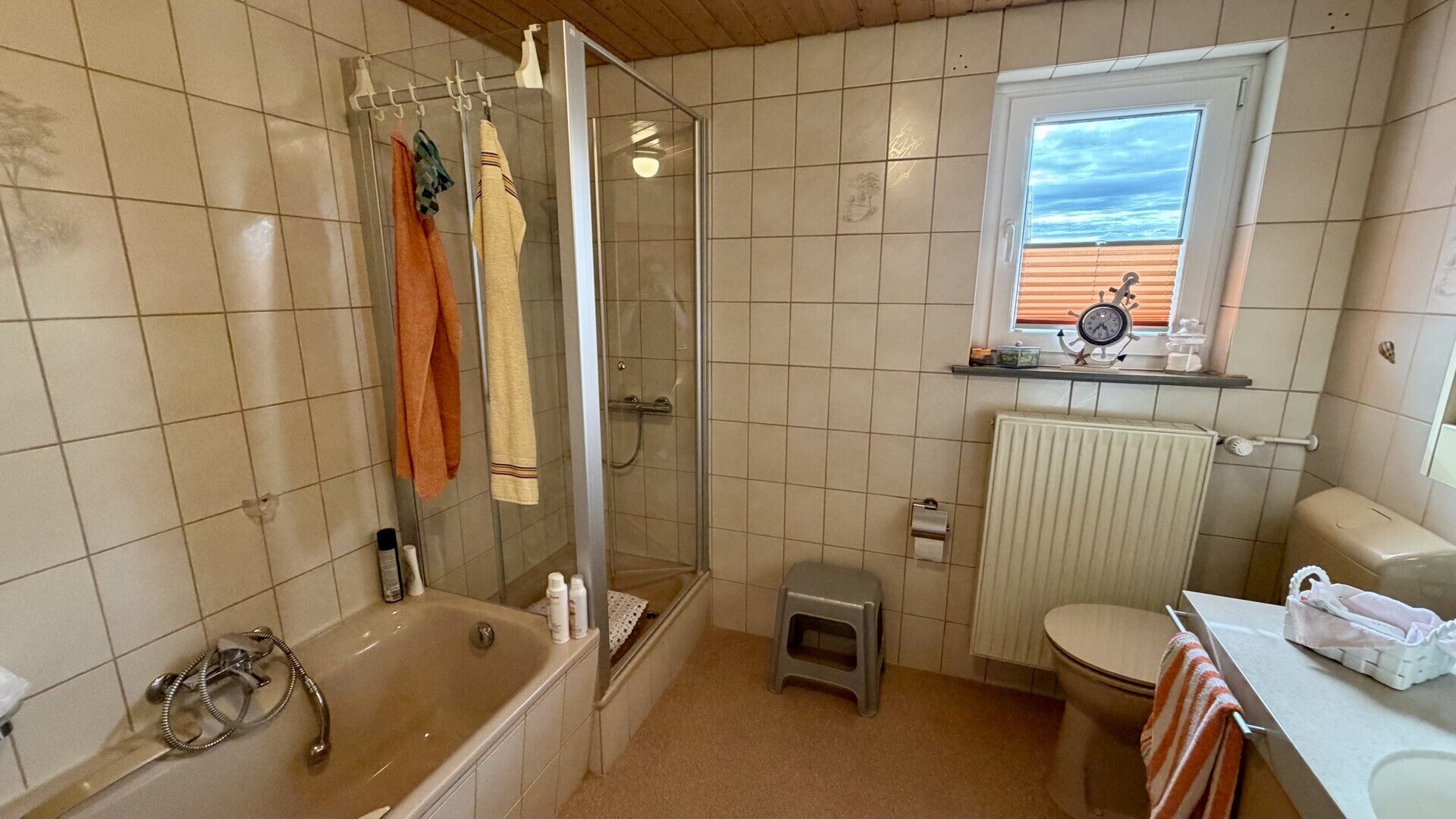 Immobilienangebot - Körle - Wohnen - Gepflegtes Zweifamilienhaus in zentraler Lage von Körle zu verkaufen. Keine Käuferprovision!