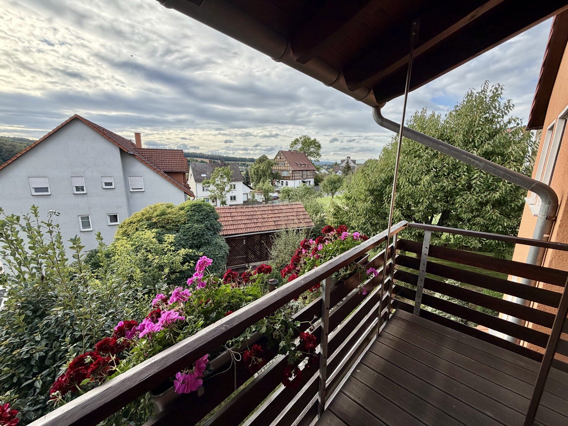 Immobilienangebot - Körle - Wohnen - Gepflegtes Zweifamilienhaus in zentraler Lage von Körle zu verkaufen. Keine Käuferprovision!