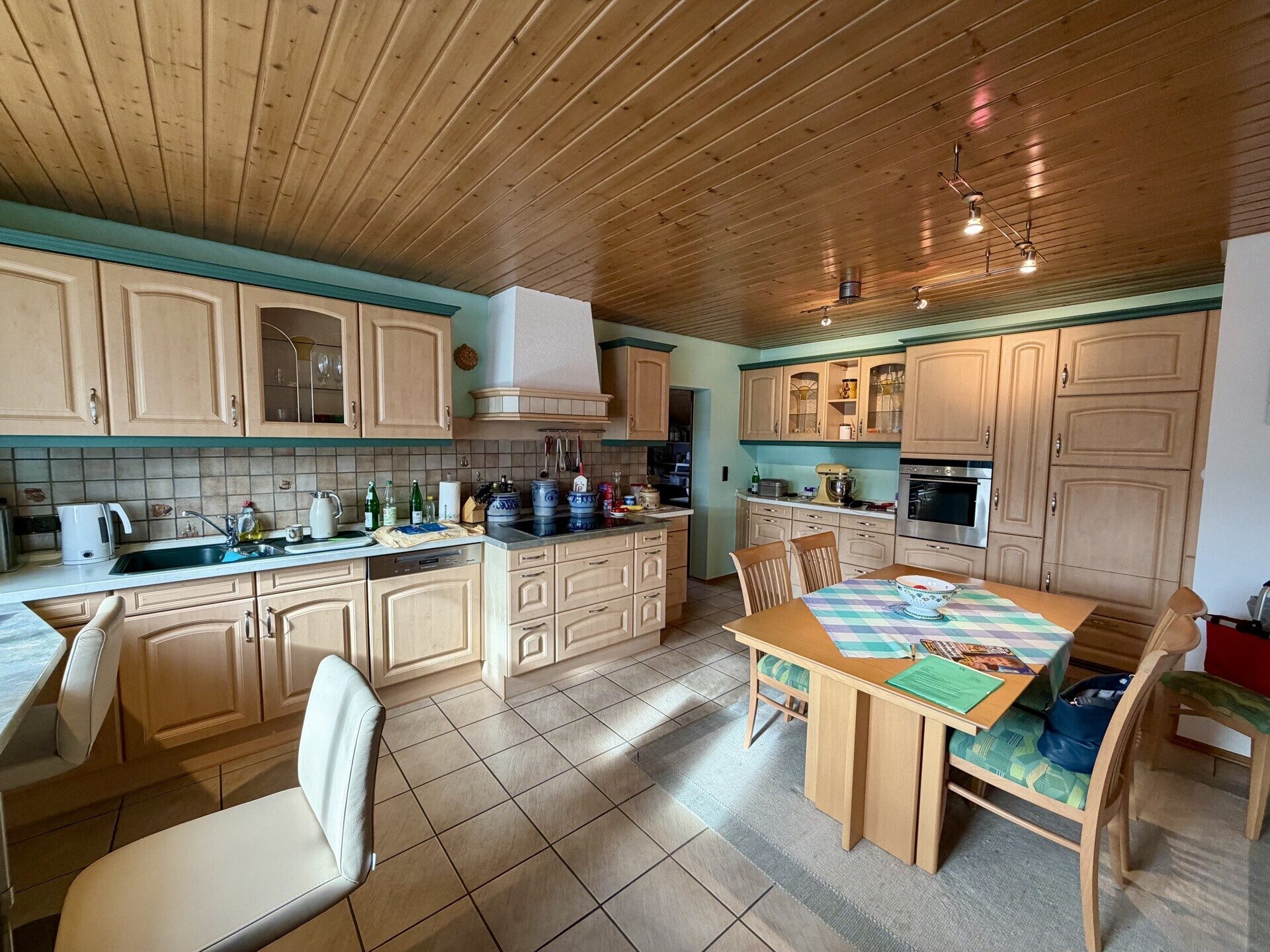 Immobilienangebot - Körle - Wohnen - Gepflegtes Zweifamilienhaus in zentraler Lage von Körle zu verkaufen. Keine Käuferprovision!
