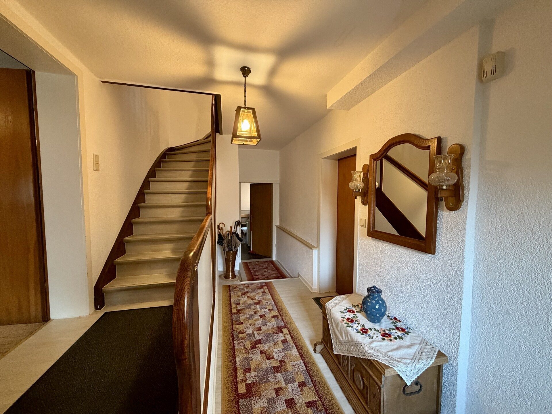 Immobilienangebot - Körle - Wohnen - Gepflegtes Zweifamilienhaus in zentraler Lage von Körle zu verkaufen. Keine Käuferprovision!