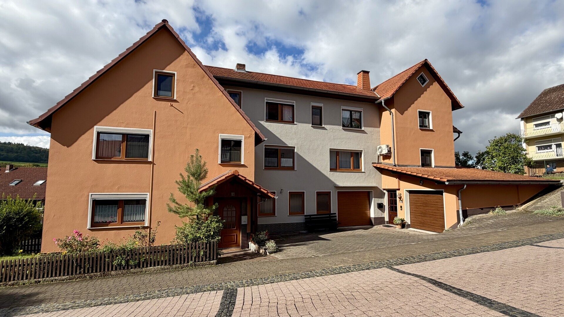 Immobilienangebot - Körle - Wohnen - Gepflegtes Zweifamilienhaus in zentraler Lage von Körle zu verkaufen. Keine Käuferprovision!
