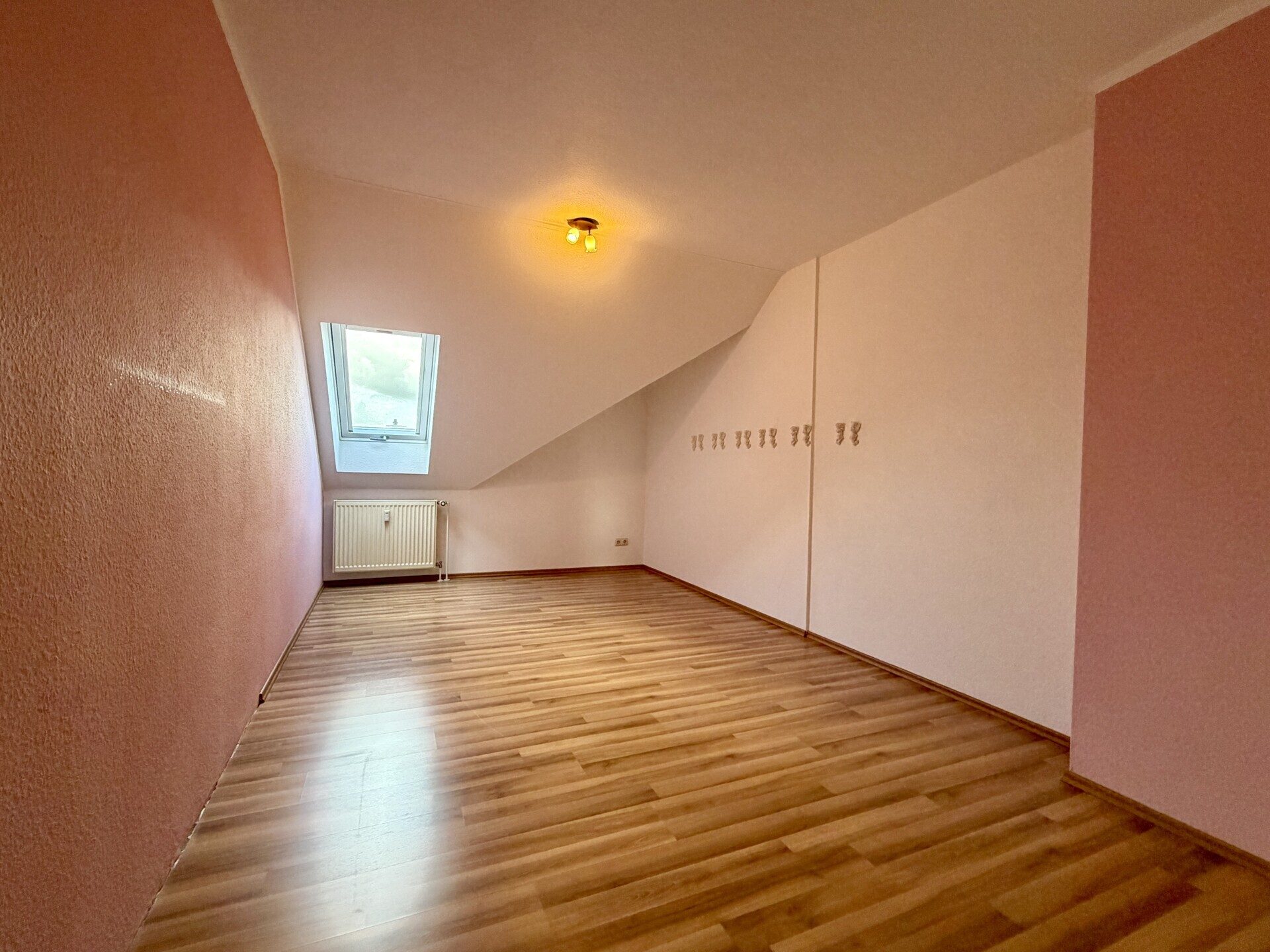Immobilienangebot - Kassel / Nord (Holland) - Wohnen - Gepflegte Maisonette-ETW, ideal für Familien oder Studenten-WG! KEINE KÄUFERPROVISION