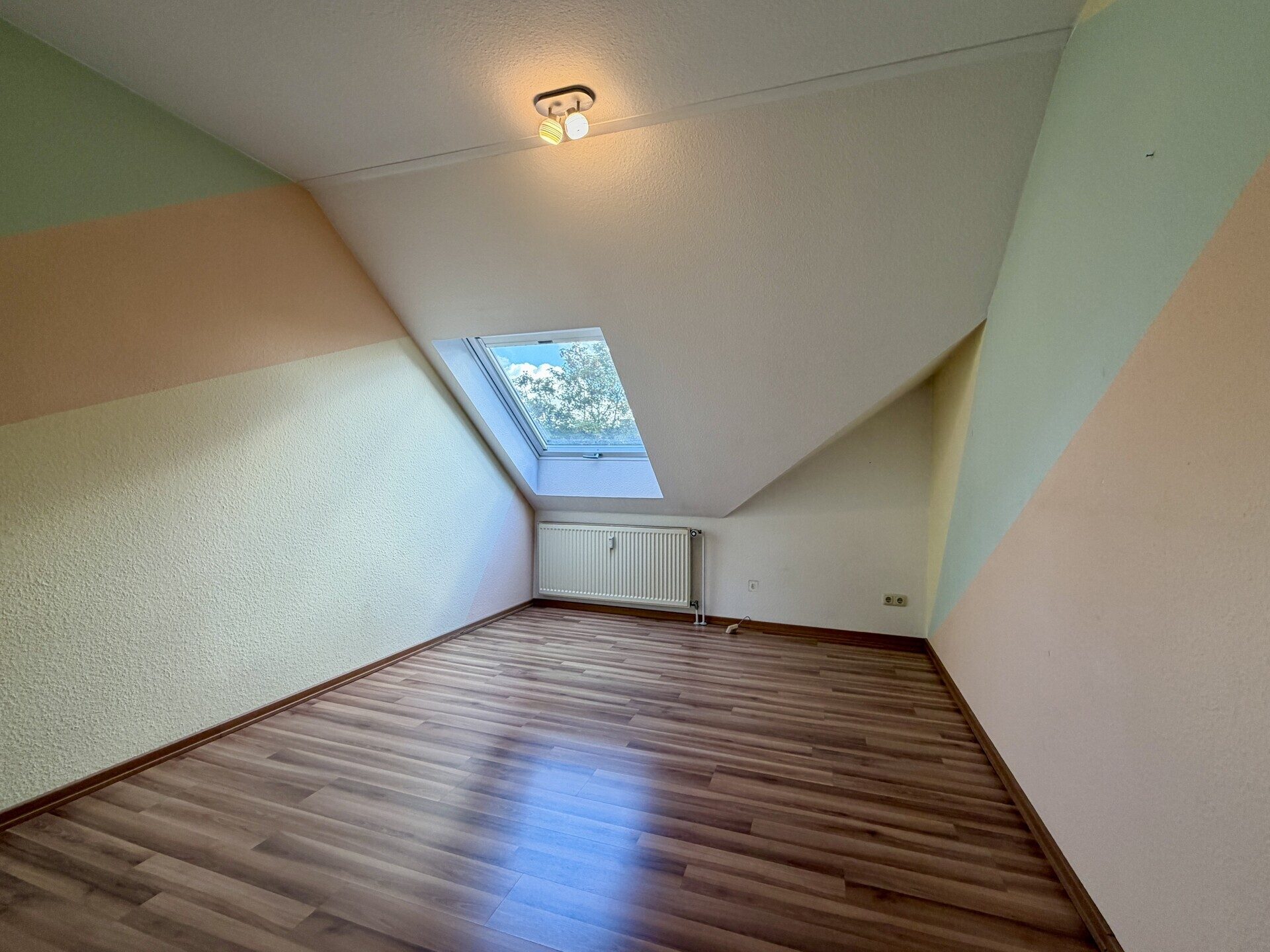 Immobilienangebot - Kassel / Nord (Holland) - Wohnen - Gepflegte Maisonette-ETW, ideal für Familien oder Studenten-WG! KEINE KÄUFERPROVISION