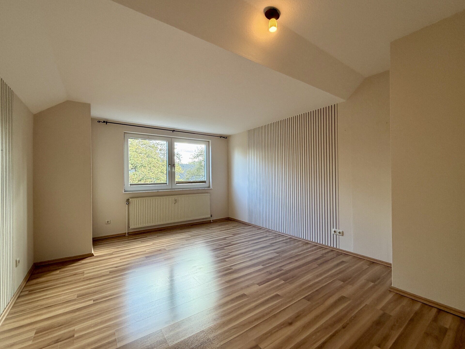 Immobilienangebot - Kassel / Nord (Holland) - Wohnen - Gepflegte Maisonette-ETW, ideal für Familien oder Studenten-WG! KEINE KÄUFERPROVISION