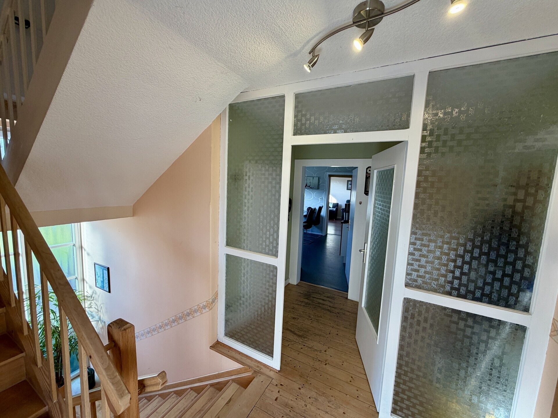 Immobilienangebot - Knüllwald / Oberbeisheim - Wohnen - Gepflegtes Zuhause für mehrere Generationen!
KEINE KÄUFERPROVISION