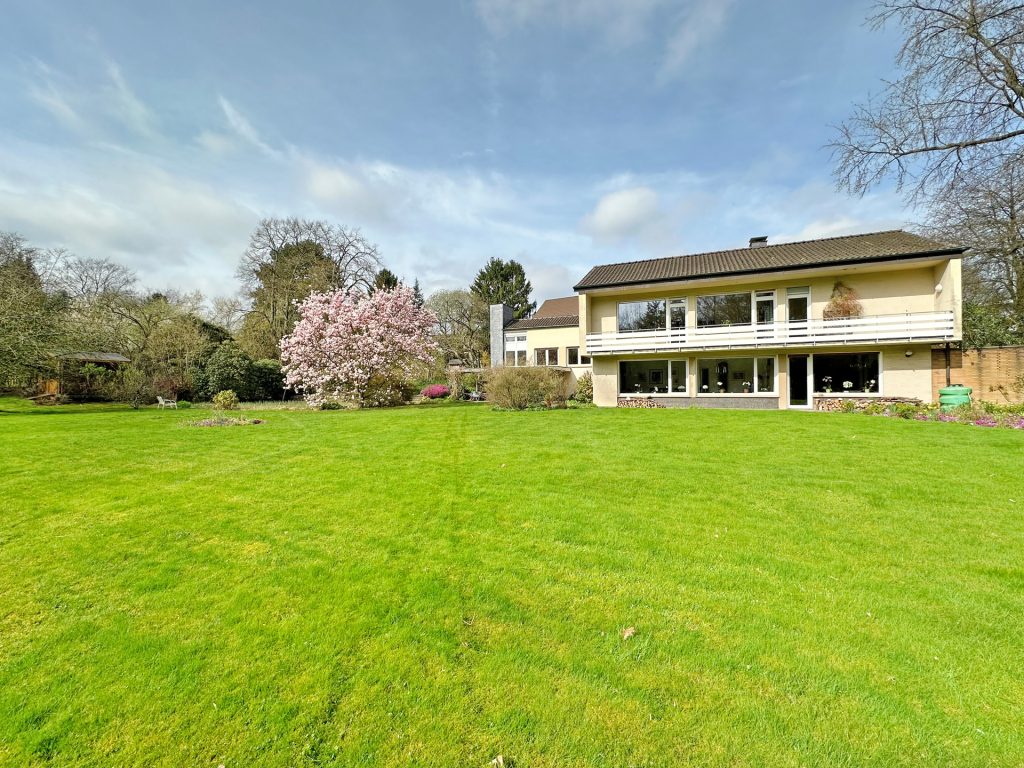 Rückansicht Immobilienangebot - Bochum - Alle - Ein Wohntraum mit parkähnlichem Grundstück
in Wiemelhausen