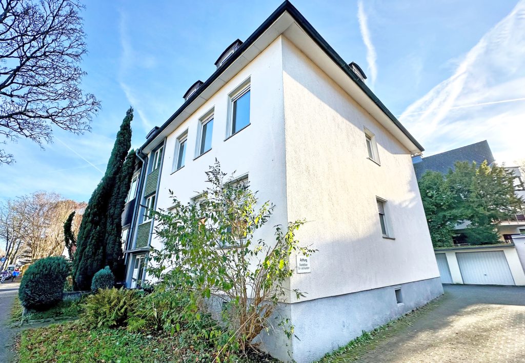 Seitenansicht / Garagenzufahrt Immobilienangebot - Bochum - Alle - Ungeschliffener Diamant: Invest in top Lage
in Wiemelhausen (Ehrenfeld)