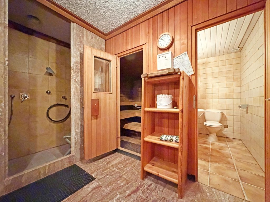 Wellnessbereich mit Sauna und Solarium Immobilienangebot - Hattingen - Alle - Qualitativ und geräumig - Haus inklusive Wald
in Hattingen (Holthausen)