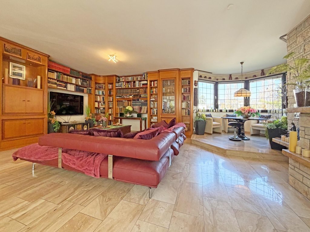Großer Wohnbereich mit verschiedenen Wohlfühlecken Immobilienangebot - Hattingen - Alle - Qualitativ und geräumig - Haus inklusive Wald
in Hattingen (Holthausen)