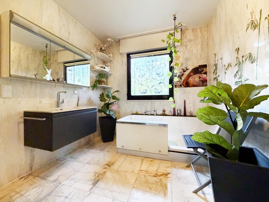 En-suite-Badezimmer im EG Immobilienangebot - Hattingen - Alle - Qualitativ und geräumig - Haus inklusive Wald
in Hattingen (Holthausen)