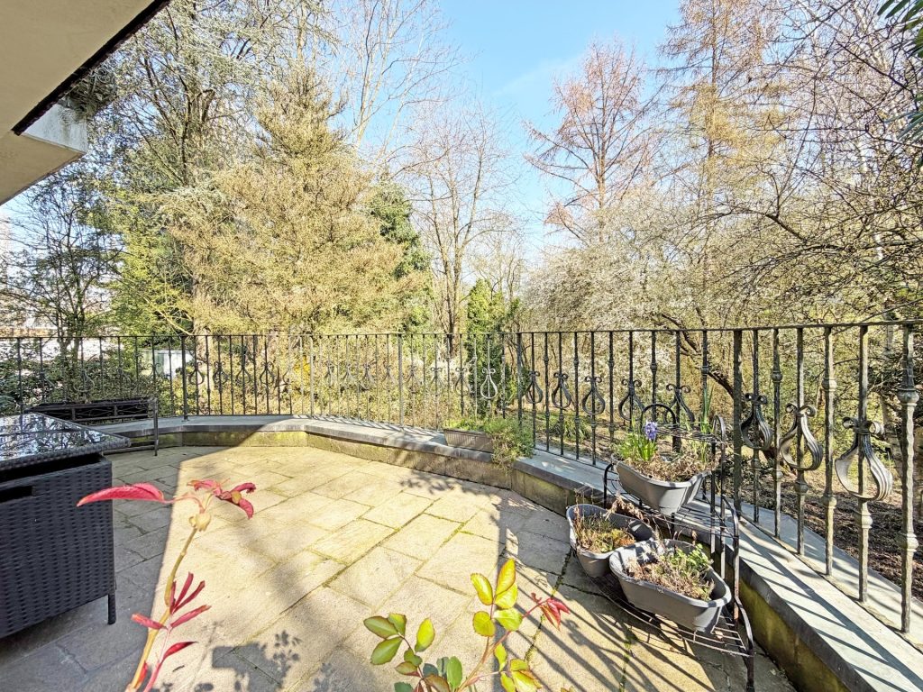 Ausreichend Sitzmöglichkeiten im Freien Immobilienangebot - Hattingen - Alle - Qualitativ und geräumig - Haus inklusive Wald
in Hattingen (Holthausen)