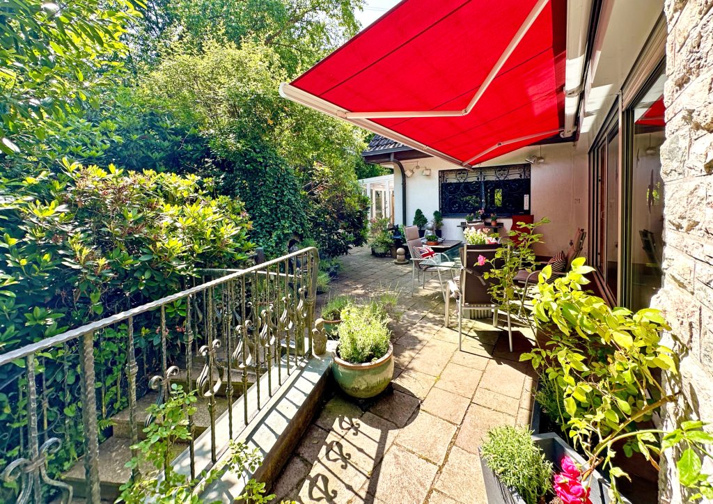 Angenehmer Terrassenbereich zum Verweilen Immobilienangebot - Hattingen - Alle - Qualitativ und geräumig - Haus inklusive Wald
in Hattingen (Holthausen)