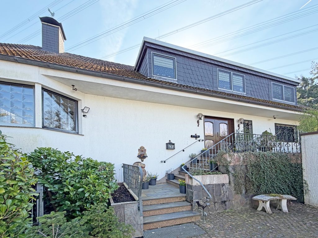 Drei Wohneinheiten und vier Garagen Immobilienangebot - Hattingen - Alle - Qualitativ und geräumig - Haus inklusive Wald
in Hattingen (Holthausen)