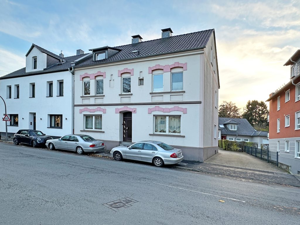 Immobilienangebot - Bochum - Alle - Dreifamilienhaus mit tollem Garten
in Eppendorf
