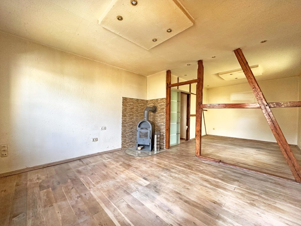 Titelbild Immobilienangebot - Bochum - Alle - Sanierungsobjekt auf großem Grundstück
in Laer