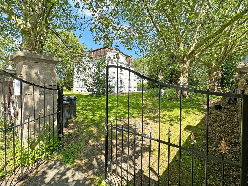 Immobilienangebot - Bochum / Westenfeld - Alle - Anlage mit Stil: Schmuckstück mit großem
Grundstück in Westenfeld