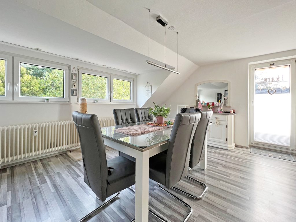 Wohn-/Esszimmer Immobilienangebot - Bochum - Alle - Gemütliche Dachgeschosswohnung
in Hamme