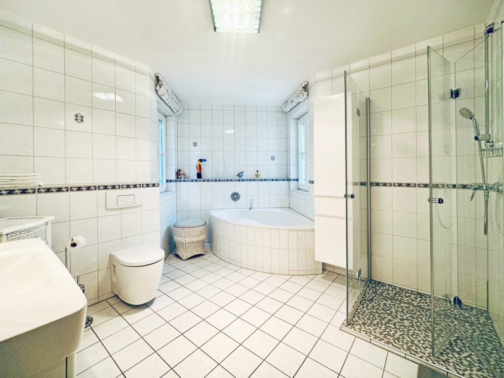 Großzügiges Dusch-/Wannenbad Immobilienangebot - Bochum - Alle - Wohnwert LAGE
Viel Wohnkomfort mit 2 Balkonen
in Stiepel