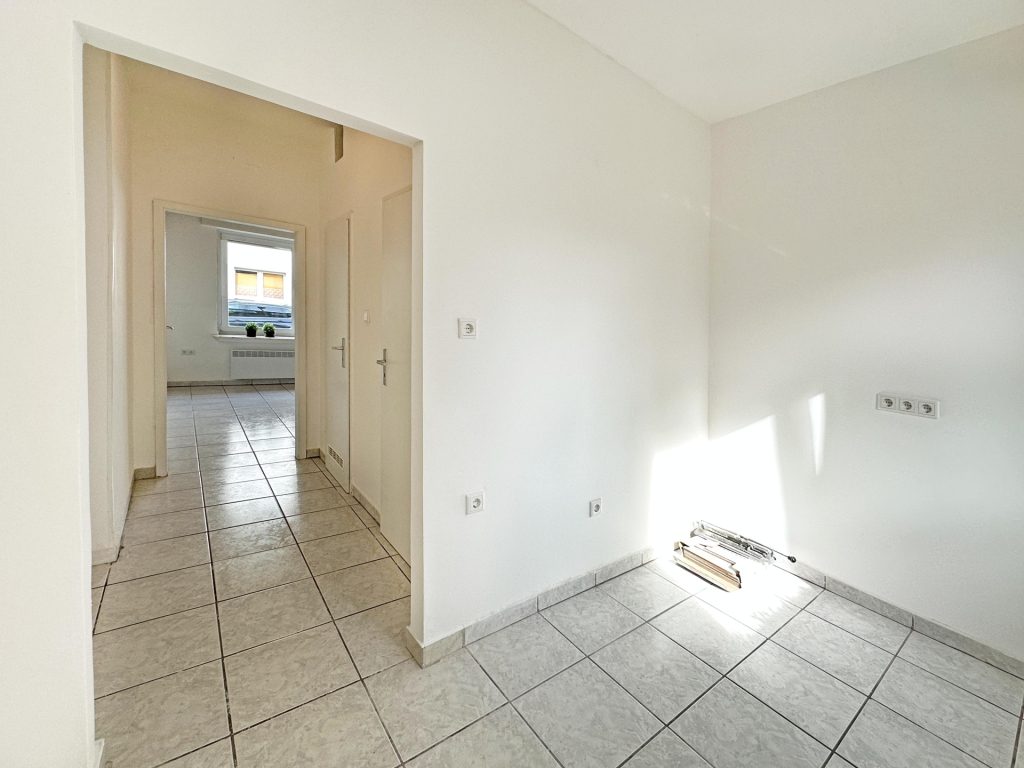 Blick von der Küche in den Flur Immobilienangebot - Bochum - Alle - 31 m² Apartment - klein, fein und alles mein
in Wattenscheid