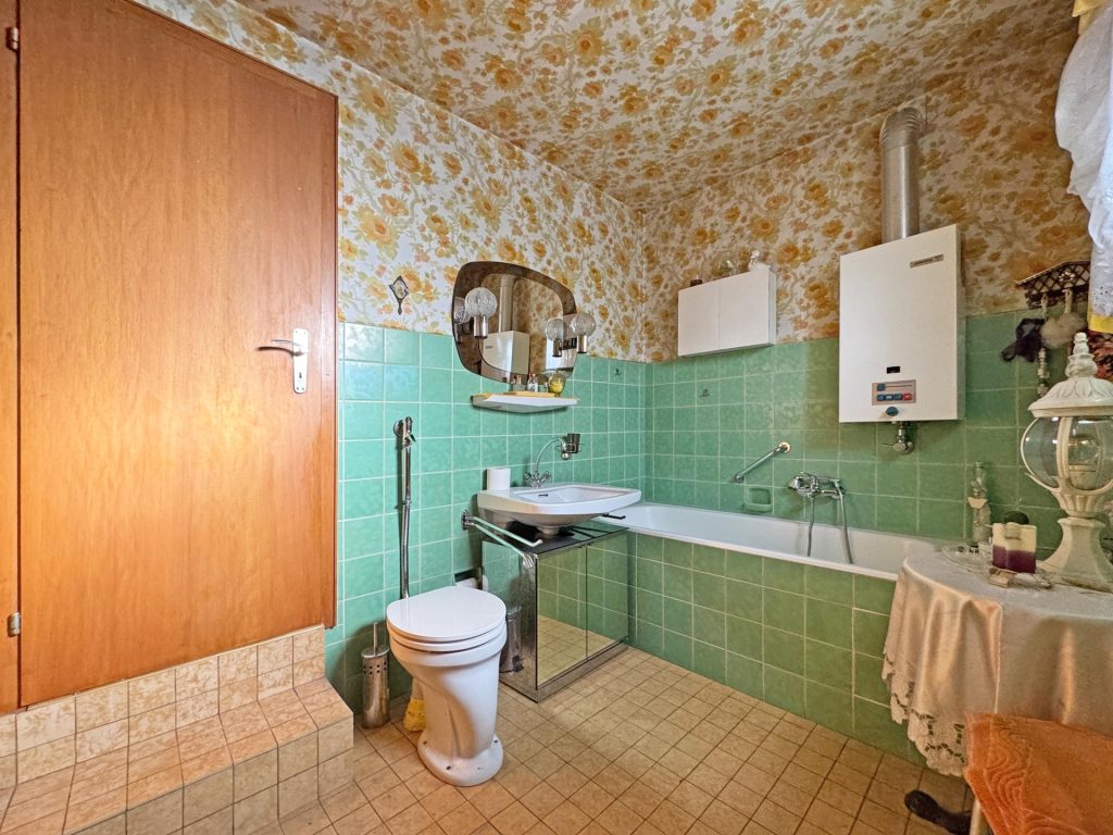 Badezimmer EG Immobilienangebot - Bochum - Alle - Raum für Kreativität und Visionen
in Hamme