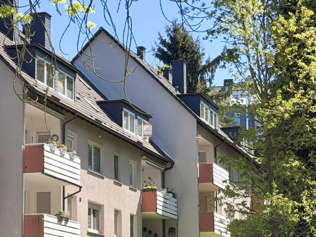Blick von außen auf die Gaubenfenster der Wohnung Immobilienangebot - Bochum - Alle - Ihre Chance auf nachhaltige Wertsteigerung
in Dahlhausen